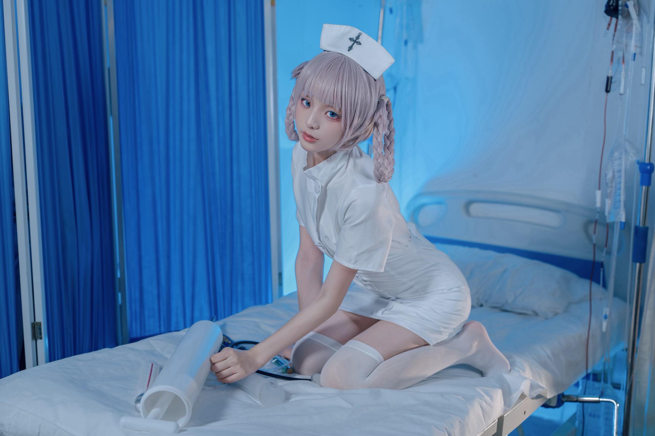 nurse taking care of all patients - 4