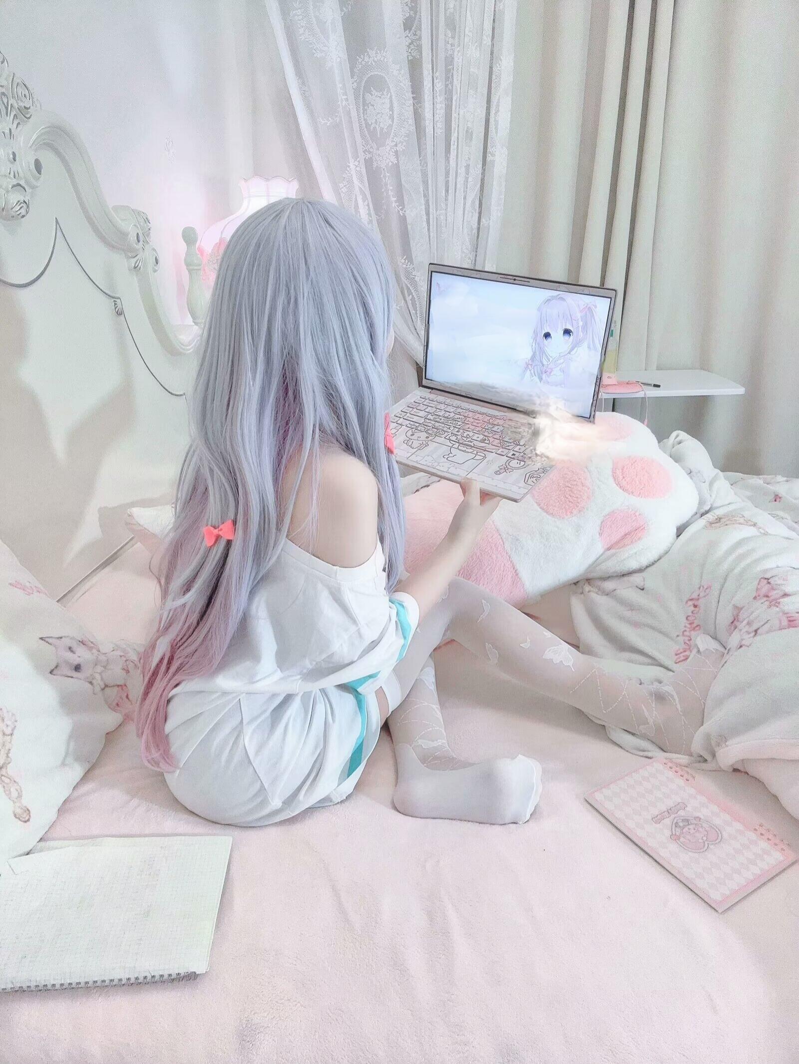 i like so watch ero anime in bed - 1