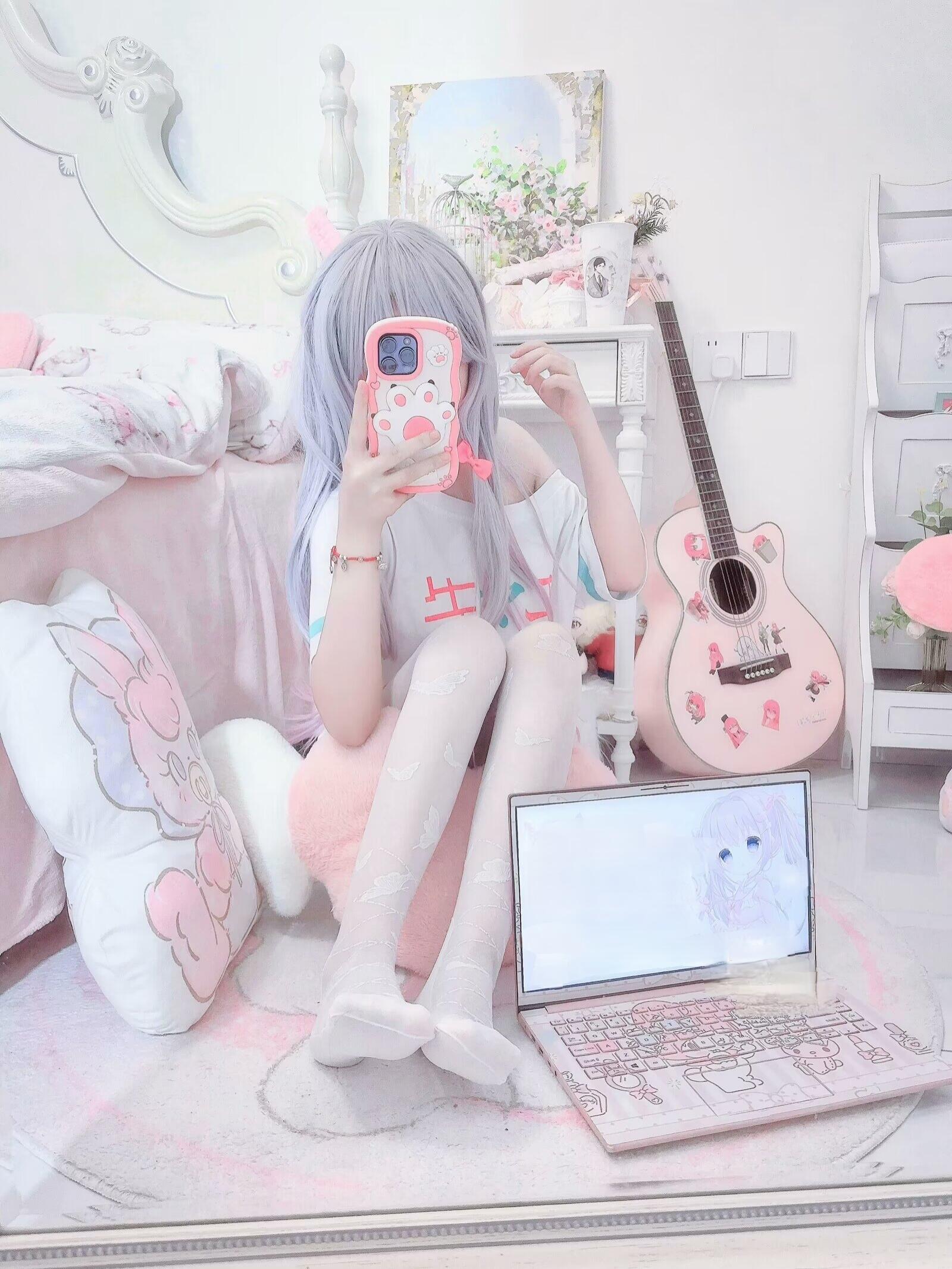 i like so watch ero anime in bed - 2