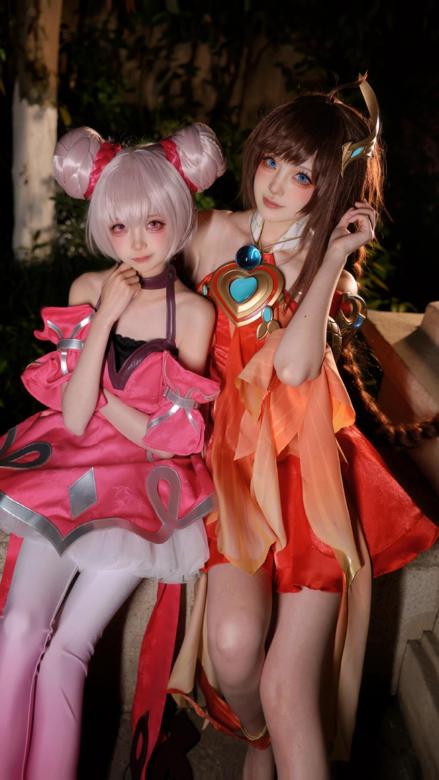 Gorgeous Daqiao & Xiaoqiao dual cosplay showcasing the beauty of both Arena of Valor sisters. These stunning cosplayers perfectly capture the elegant charm of both characters with mesmerizing poses and beautiful costumes. A must-see showcase of Arena of Valor's most beloved sisters!