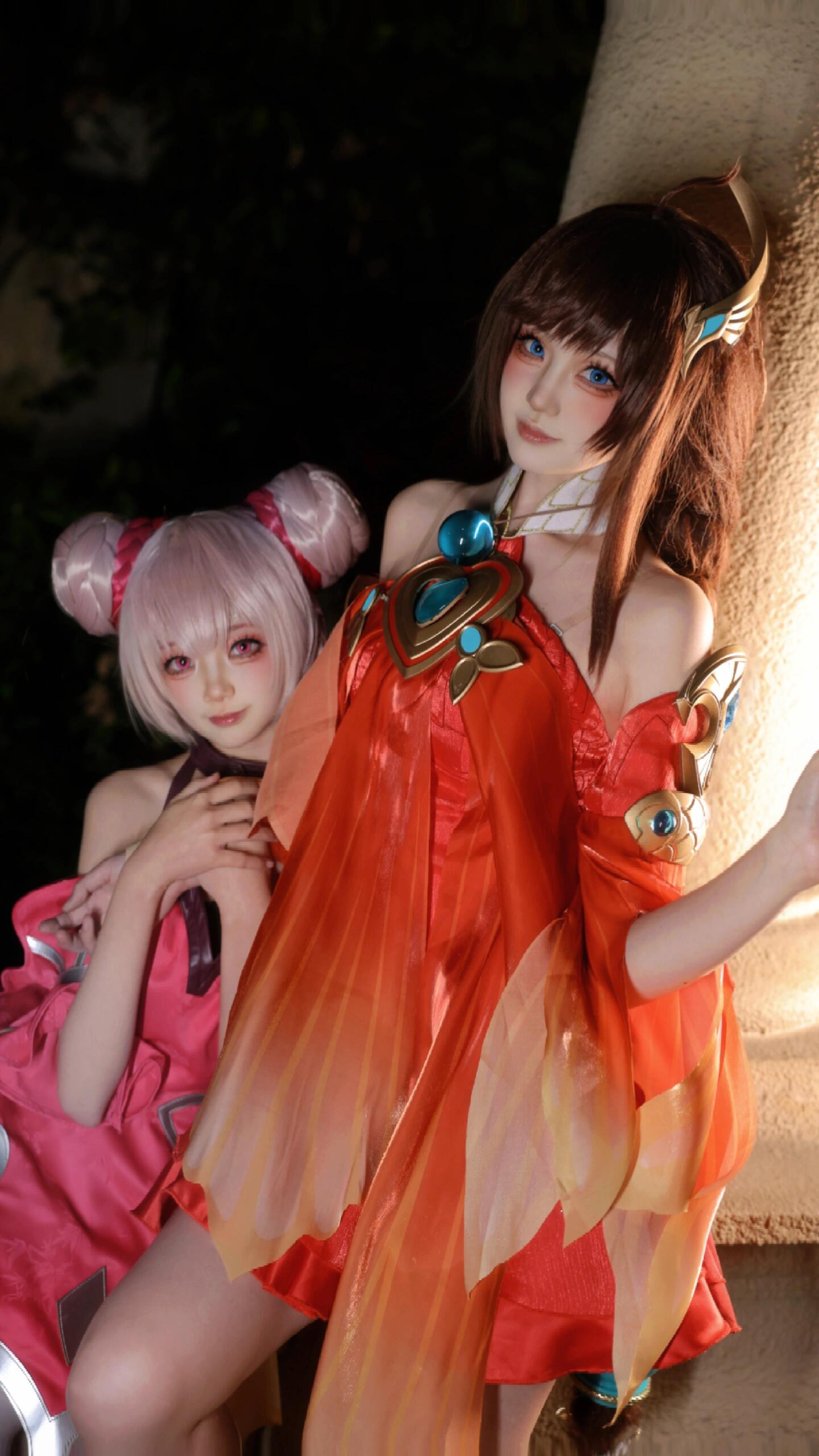 Gorgeous Daqiao & Xiaoqiao dual cosplay showcasing the beauty of both Arena of Valor sisters. These stunning cosplayers perfectly capture the elegant charm of both characters with mesmerizing poses and beautiful costumes. A must-see showcase of Arena of Valor's most beloved sisters! - 2