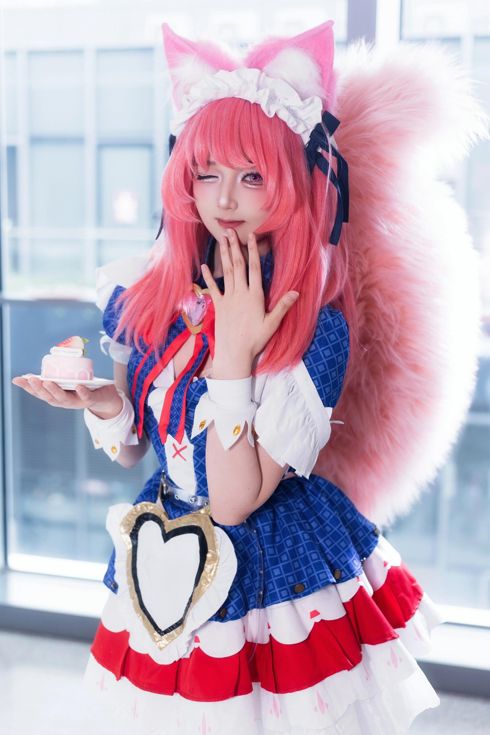 Mesmerizing Daji cosplay bringing the Nine-Tailed Fox to life with stunning beauty and seductive charm. This enchanting cosplayer captures the mystical allure of one of Arena of Valor's most captivating characters. Her bewitching poses and gorgeous outfit will leave you spellbound! - 5