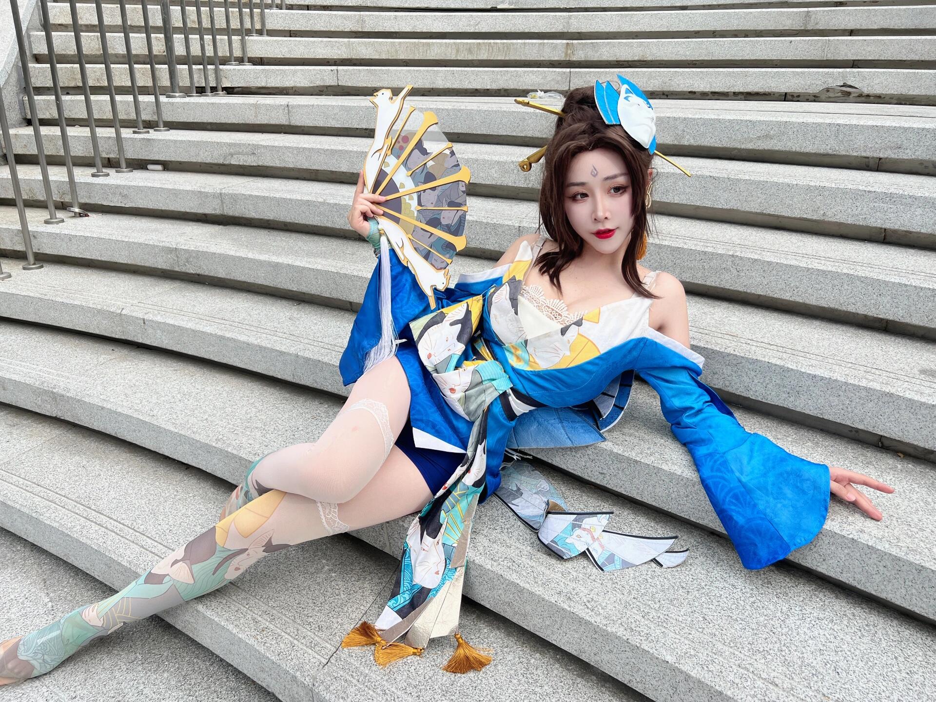 Mesmerizing Daji cosplay bringing the Nine-Tailed Fox to life with stunning beauty and seductive charm. This enchanting cosplayer captures the mystical allure of one of Arena of Valor's most captivating characters. Her bewitching poses and gorgeous outfit will leave you spellbound! - 2