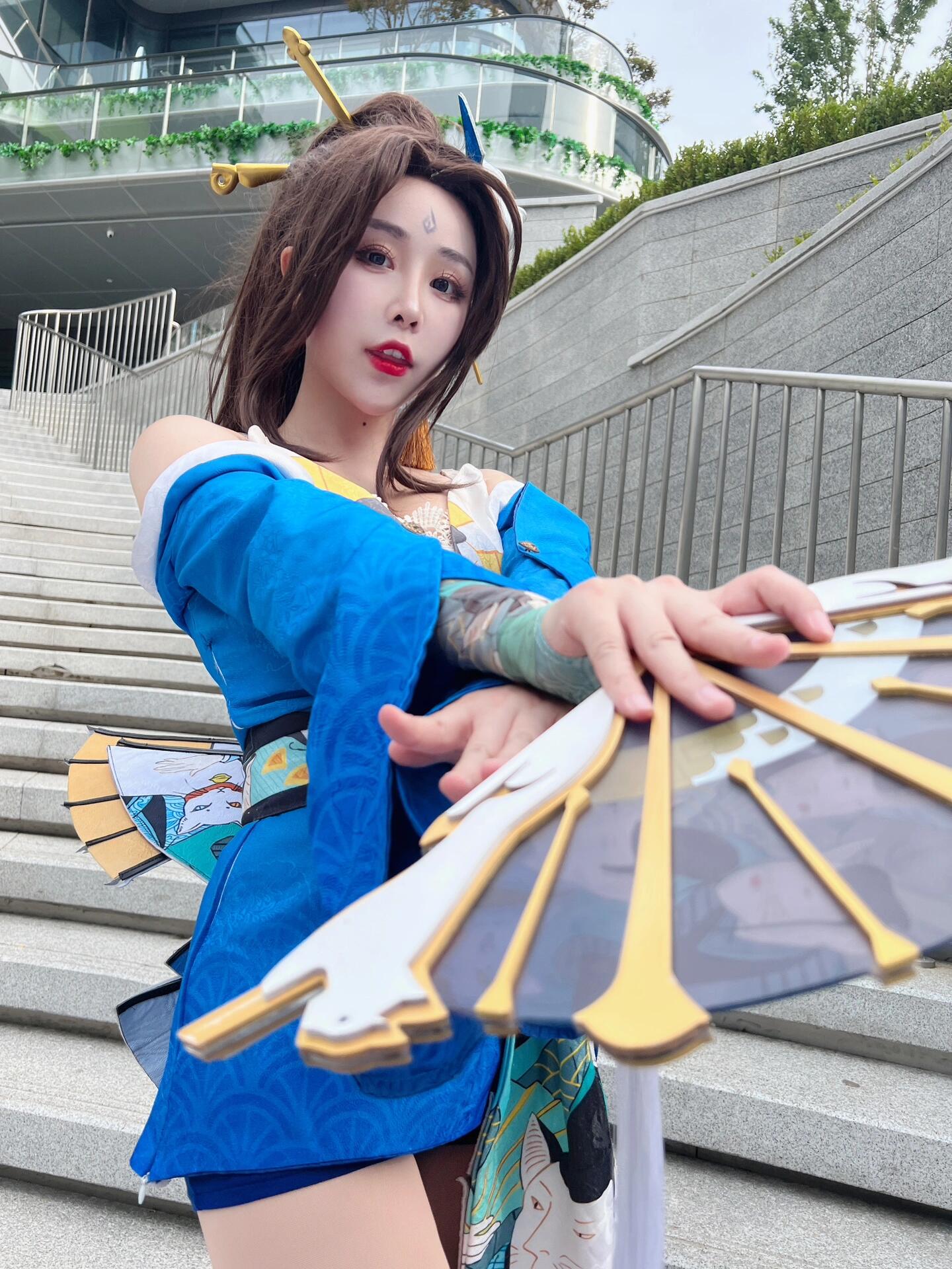 Mesmerizing Daji cosplay bringing the Nine-Tailed Fox to life with stunning beauty and seductive charm. This enchanting cosplayer captures the mystical allure of one of Arena of Valor's most captivating characters. Her bewitching poses and gorgeous outfit will leave you spellbound! - 4