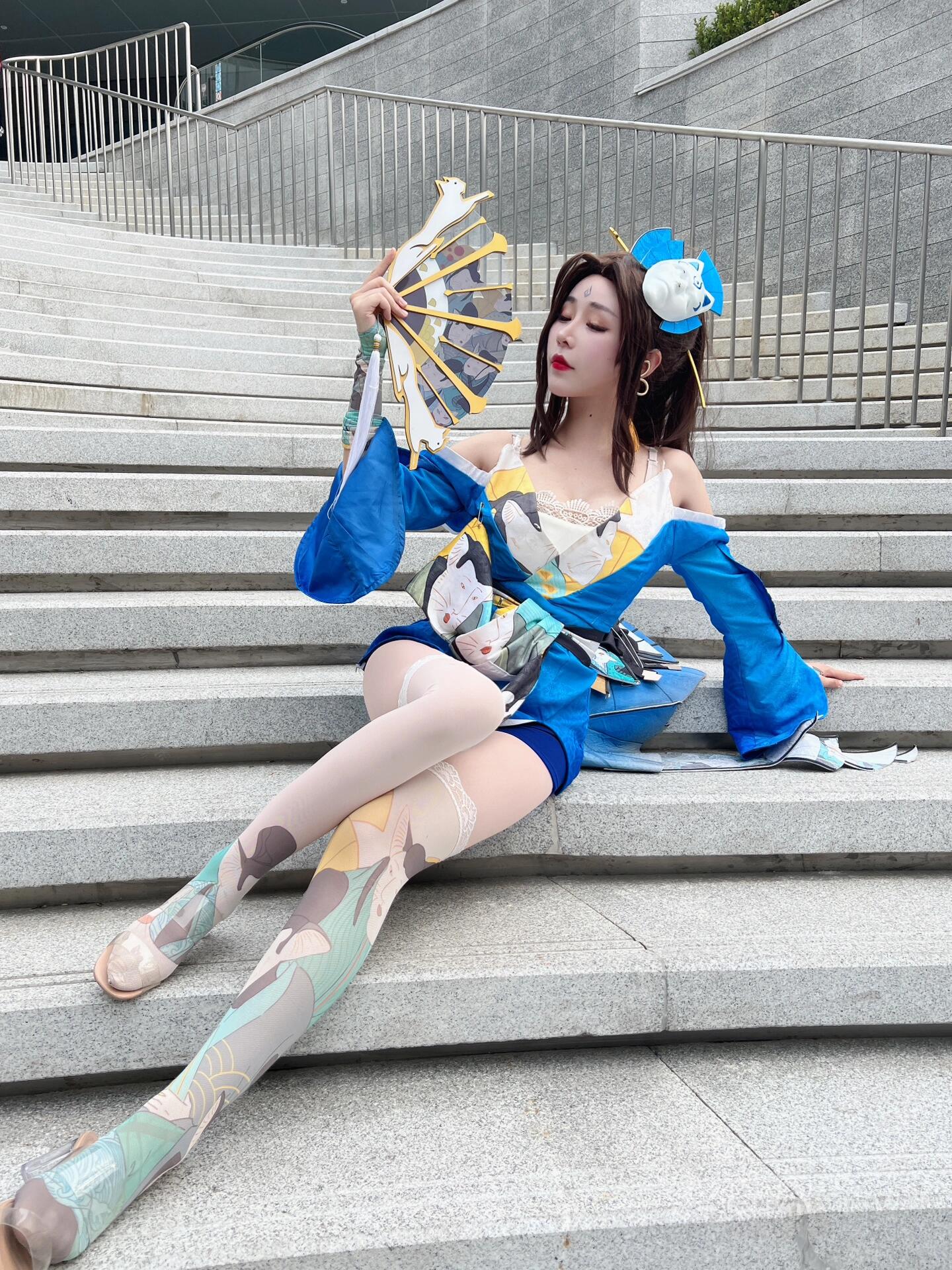 Mesmerizing Daji cosplay bringing the Nine-Tailed Fox to life with stunning beauty and seductive charm. This enchanting cosplayer captures the mystical allure of one of Arena of Valor's most captivating characters. Her bewitching poses and gorgeous outfit will leave you spellbound! - 6