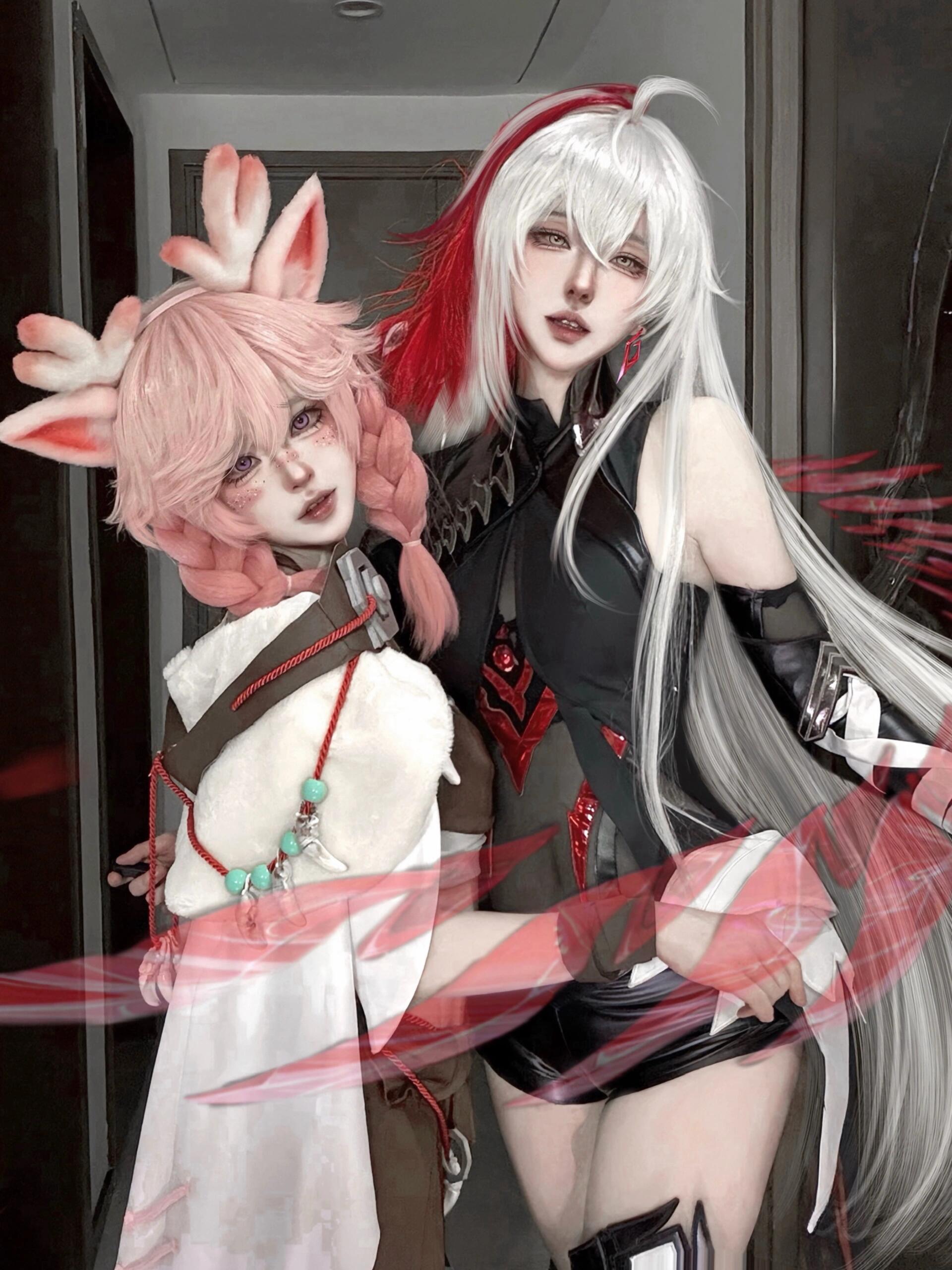 Mesmerizing Daji cosplay bringing the Nine-Tailed Fox to life with stunning beauty and seductive charm. This enchanting cosplayer captures the mystical allure of one of Arena of Valor's most captivating characters. Her bewitching poses and gorgeous outfit will leave you spellbound! - 2